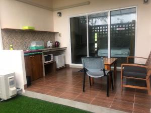Kuchyň nebo kuchyňský kout v ubytování มิตรภาพโฮเทล ( Mittrapap Hotel )