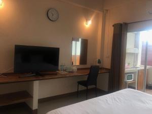 TV a/nebo společenská místnost v ubytování มิตรภาพโฮเทล ( Mittrapap Hotel )