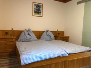 Ein Bett oder Betten in einem Zimmer der Unterkunft Bauernhof Landhaus Hofer