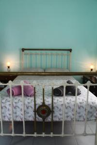 una camera con letto con struttura bianca di Nona's Guest House Corfu Βenitses a Benitses