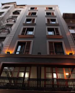 een hoog gebouw met ramen en een balkon bij Alba Hotel Taksim in Istanbul