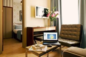 - un salon avec un ordinateur portable sur une table basse dans l'établissement Alba Hotel Taksim, à Istanbul