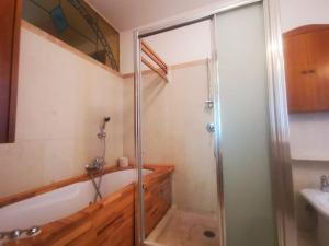Das Bad ist mit einer Badewanne und einer Dusche ausgestattet. in der Unterkunft Villa Liberty in Lido di Venezia