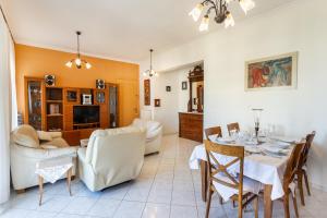 comedor y sala de estar con mesa y sillas en Ranias luxurious Apartment with sea view!, en La Canea