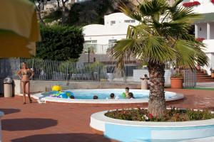 Bazén v ubytovaní Morcavallo Hotel & Wellness alebo v jeho blízkosti