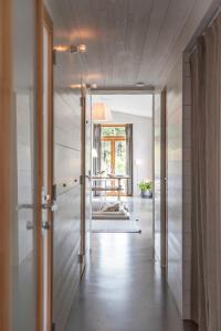 um corredor com uma porta que leva a uma sala de estar em Bergshuset em Visby