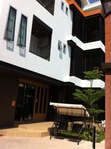 - un bâtiment avec une table de pique-nique devant dans l'établissement อาม่า อพาร์ทเมนต์ Ama Apartment, à Ban Phai