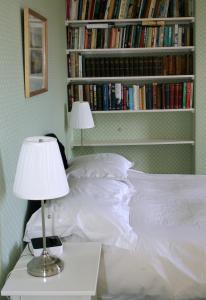 een slaapkamer met een bed met twee lampen op een tafel bij Kirklands House in Melrose