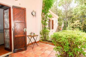 Taman di luar Monte Malbe Charming Villa with Garden and Parking