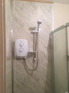y baño con ducha con cabezal de ducha. en The perfect rest place, en Omagh