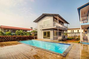 Bazén v ubytování Sea Shell Beach Cottages & Suites nebo v jeho okolí