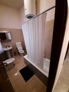 科莫B&B Confine的带浴缸、卫生间和盥洗盆的浴室