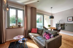 a living room with a couch and a table at Suites MITTE - Aparthotel in Eisenach
