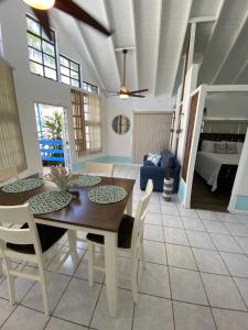a dining room with a table and chairs at Blue House Joyuda in Cabo Rojo