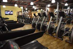 Posilňovňa alebo fitness centrum v ubytovaní Holiday Inn - Suites Kuwait Salmiya, an IHG Hotel