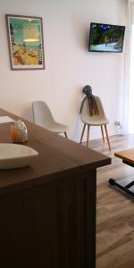 une salle à manger avec une table et une chaise dans l'établissement STUDIO Cabourg Résidence LES GEMEAUX, à Cabourg