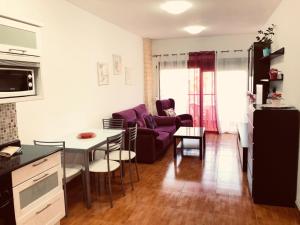 sala de estar con sofá y mesa en Casa AURORA-Agaete Parque - Playa del Inglés en San Bartolomé