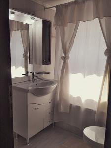 A bathroom at Optasia