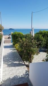 a pathway to the beach with the ocean in the background at Argo Studios in Skala