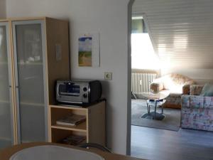 sala de estar con TV y sofá en Ferienwohnung Gerda Weiß, en Allensbach