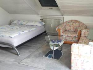 アレンスバッハにあるFerienwohnung Gerda Weißのベッド1台、椅子、テーブルが備わる客室です。