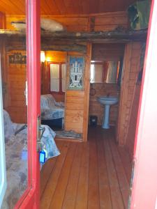 - une vue intérieure sur une cabane en rondins dotée d'un lavabo dans l'établissement Agriturismo Monte Cesima, à Sesto Campano