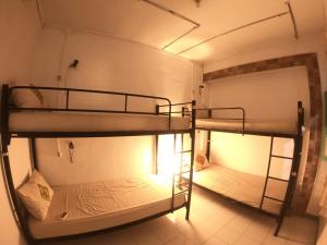 Tempat tidur dalam kamar di Laura's Backpacker 523