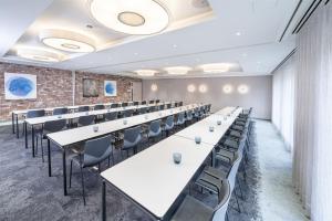 une salle de classe avec des tables et des chaises dans une salle dans l'établissement Landgasthof Redeker, à Haselünne