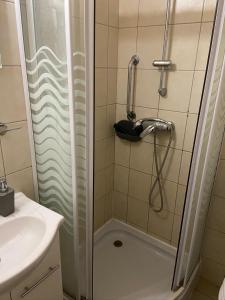 y baño con ducha y lavamanos. en Guest Rest Studio Apartments, en Budapest