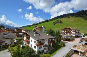 un village dans les montagnes avec une colline verdoyante dans l'établissement Appartement für 4 Personen, à Gerlos