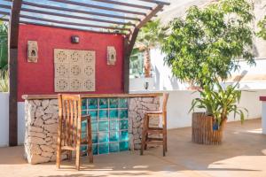 due sedie sedute accanto a un tavolo con un calendario di Casa Verode - Villa Perenquén a Guía de Isora Altre 12 foto