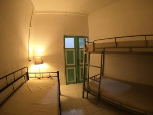 Tempat tidur dalam kamar di Laura's Backpacker 523