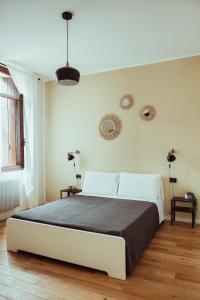 a bedroom with a large bed in a room at BRE Apartments - Gambero Flat in Vicenza