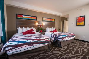 Postel nebo postele na pokoji v ubytování Encore Suites by Service Plus Inns + 24 fotografií