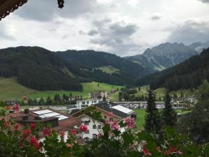 widok miasta w dolinie z górami w obiekcie Landhaus Montana w mieście Gerlos