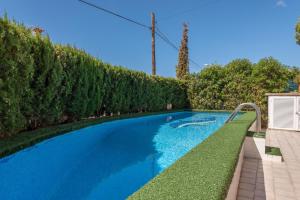 una piscina en un patio con árboles en Villa Son Ferrer en Santa Ponsa