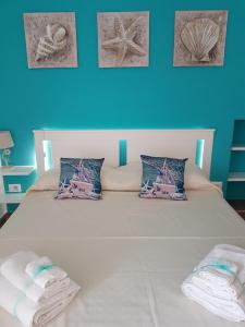 um quarto com uma cama com duas toalhas em Duomo Rooms Cefalù em Cefalù