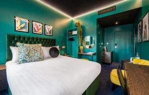 Tempat tidur dalam kamar di Hux Hotel, Kensington