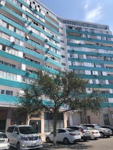 un estacionamiento frente a un gran edificio en Апартаменты с прекрасным видом на море в Актау, en Aktau