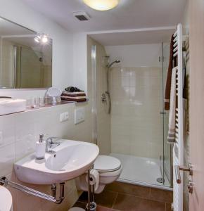 La salle de bains est pourvue d'un lavabo, de toilettes et d'une douche. dans l'établissement Ferienwohnungen in der Wertheimer Altstadt, à Wertheim