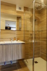 La salle de bains est pourvue d'une douche et d'un lavabo. dans l'établissement les Tours de Bombel, à Saint-Amand-de-Coly