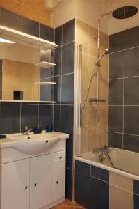 La salle de bains est pourvue d'un lavabo, d'une douche et d'une baignoire. dans l'établissement les Tours de Bombel, à Saint-Amand-de-Coly