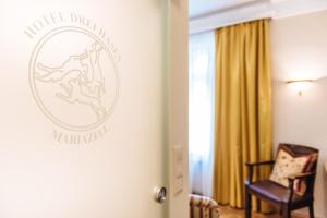una habitación de hotel con un cartel en la pared en Hotel Drei Hasen en Mariazell