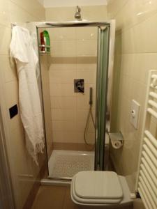 ein Badezimmer mit Dusche und Toilette in der Unterkunft Casa Nonna Maria in Monte SantʼAngelo