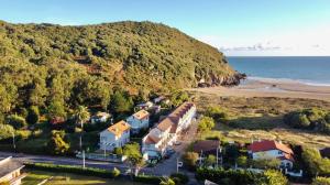 uma vista aérea de um resort e da praia em Hostal de Berria em Santoña