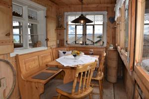 - une salle à manger avec une table et des chaises en bois dans l'établissement Ferienhaus Brittenberg, à Schwarzenberg im Bregenzerwald