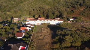 eine Luftansicht eines Hauses auf einem Hügel in der Unterkunft Hostal de Berria in Santoña