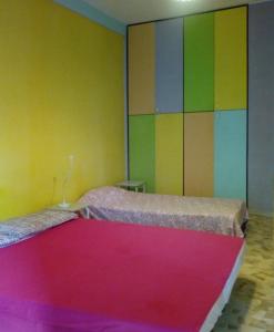 Zimmer mit 2 Betten und einem großen Teppich in der Unterkunft Milano: accogliente appartamento in zona comoda in Mailand