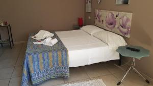 アルバにあるラ カセッタのベッドルーム1室(白いシーツとタオル付きのベッド1台付)