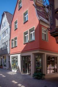 un bâtiment rouge dans une rue d'une ville dans l'établissement Ferienwohnungen in der Wertheimer Altstadt, à Wertheim